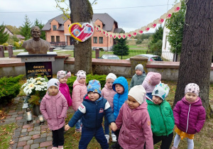 Dzieci z grupy "Krasnale" przed pomnikiem Jana Pawła II