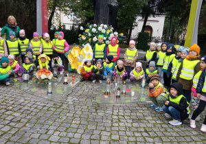Dzieci z grupy "Elfy" oraz "Kotki" przed pomnikiem Jana Pawła II