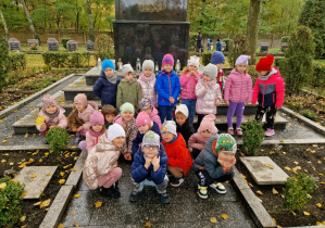 Dzieci znajdują się przed pomnikiem