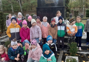 Dzieci z grupy "Elfy" znajdują się przed pomnikiem