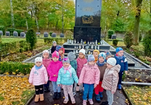 Dzieci z grupy "Krasnale" stoją przed pomnikiem