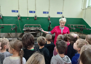 dzieci oglądają maszynę do srebrzenia bombek