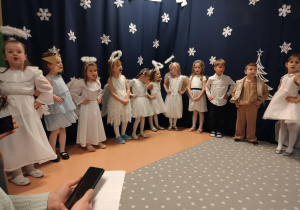 dzieci śpiewają pastorałkę