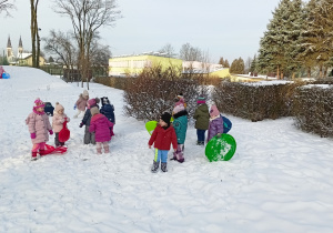 wspólna zabawa dzieci na śniegu