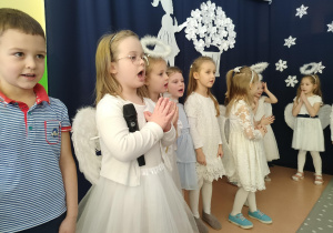 dzieci śpiewają kolędę