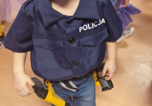 chłopiec w stroju policjanta