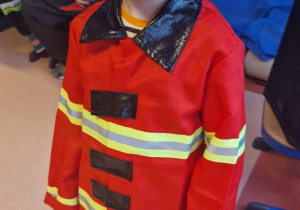 chłopiec w stroju strażaka