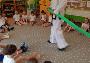 Dzieci biorą udział w zabawie ruchowej z Taekwondo