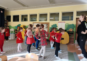 dzieci tańczą w rytmie muzyki