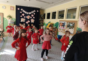 dzieci uczestniczą w zajęciach tanecznych