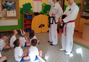 dzieci słuchają instrukcji trenerów