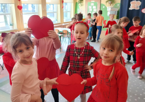 dzieci łączą połówki serc w całość