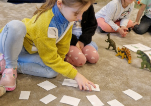 dziewczynka odszukuje parę dinozaurów
