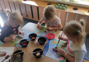 dzieci malują jajka