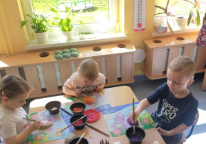 dzieci malują jajka