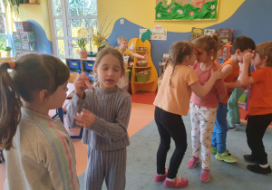 Dzieci próbują utrzymać marchewkę między swoim czołem