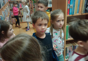 dzieci zwiedzają bibliotekę