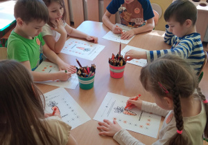 dzieci kolorują marchewki