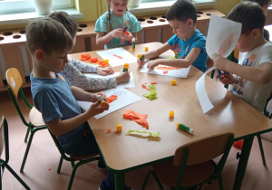 dzieci wyklejają marchewki bibułą