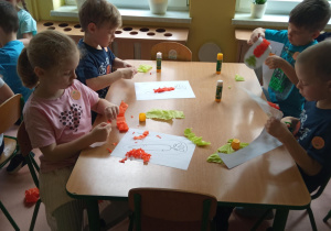 dzieci wyklejają marchewki bibułą