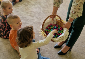 Pani Dyrektor częstuje dzieci jajeczkami czekoladowymi