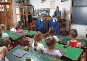 Dzieci znajdują się w dawnej klasie szkolnej