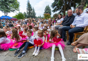 Dzieci oglądają występ swoich kolegów