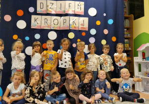 Grupa Kotki stoi obok dekoracji "Dzień Kropki"