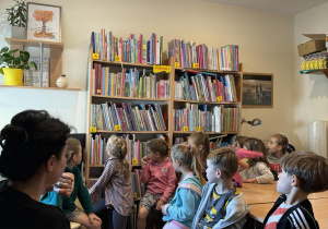 Dzieci przyglądają się regałom w bibliotece