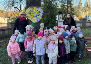 Dzieci stoją na tle wykonanego przygotowanego serca