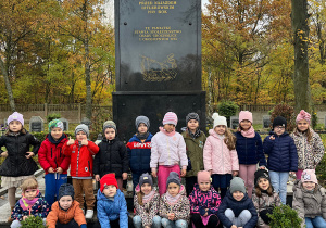 Zdjęcie grupowe dzieci przed Pomnikiem Nieznanego Żołnierza.