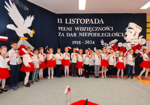 Wspólne zdjęcie dzieci na tle dekoracji