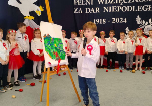 Chłopiec recytuje wierszyk