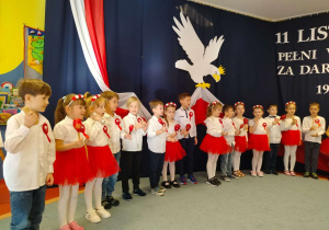 Dzieci śpiewają patriotyczną piosenkę