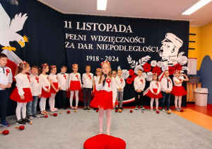 Dziewczynka śpiewa patriotyczną piosenkę