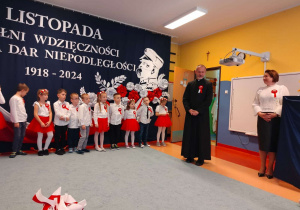 Proboszcz przemawia do zgromadzonych gości oraz dzieci