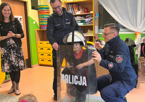 Pokaz ubioru policjanta podczas służby.