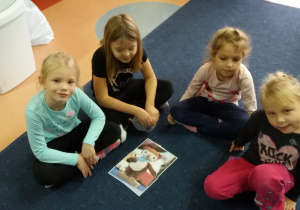 Dziewczynki z gr "Elfów" prezentujuą ułożony obrazek z misiem