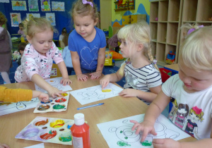 Dzieci z gr "Krasnali" malują farbami obrazki z misiami