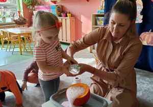 dziewczynka z Panią pomaga w eksperymencie