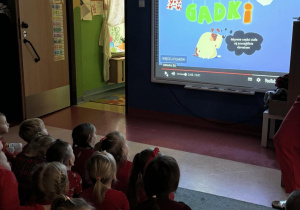 Dzieci oglądają film edukacyjny "Gadki"