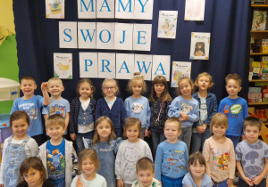 Zdjęcie grupowe na tle dekoracji "Mamy swoje prawa"