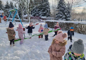 Wspólna zabawa dzieci na placu zabaw