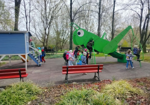 Dzieci bawią się na placu zabaw