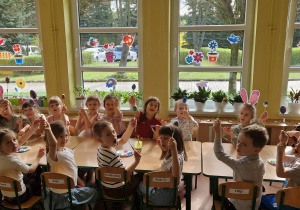 Dzieci prezentują pomalowane jajka