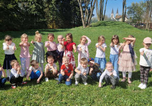 Grupa Kotki w ogrodzie