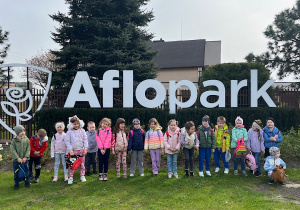 Zdjęcie wspólne na tle napisu Aflopark.
