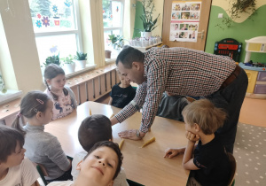 Dzieci uważnie słuchają pszczelarza