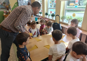 Dzieci wykonują świeczkę