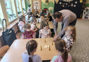 Dzieci obserwują jak wykonać prace